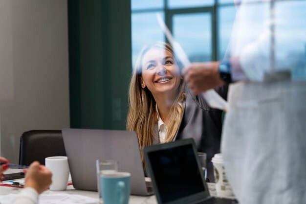 Вид сбоку улыбающаяся женщина на работе
