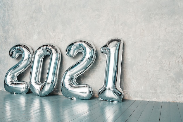 Серебряные шары 2021 года. С Новым 2021 годом. Металлические номера 2021