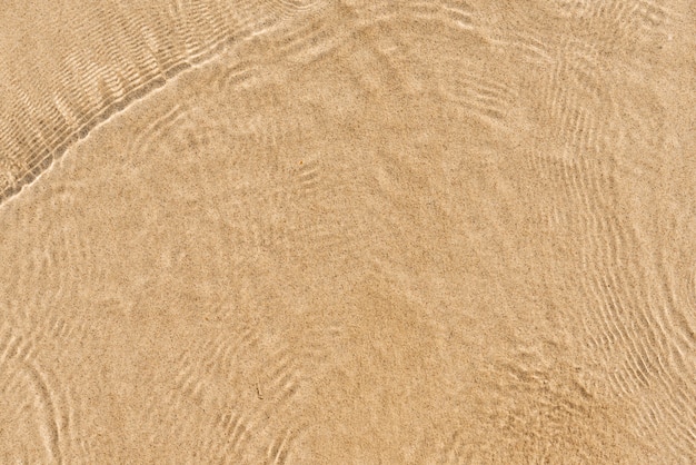 Мягкая волна голубого океана на песчаном пляже. Задний план. Селективный фокус.