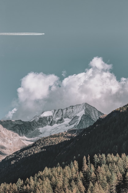 Бесплатное фото Снежная гора под голубым небом
