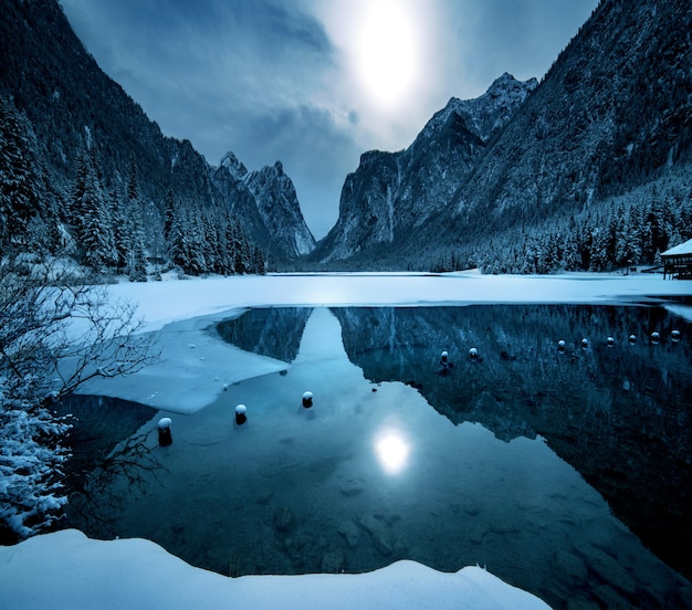Бесплатное фото Снежные горы в доломитах отражаются в озере внизу