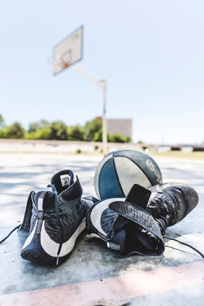 Бесплатное фото Спортивная обувь и баскетбол на открытом воздухе