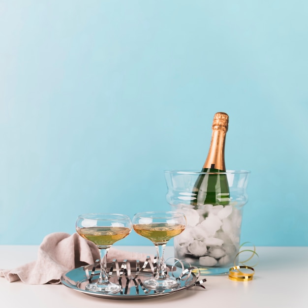 Бесплатное фото Бокалы для шампанского на подносе