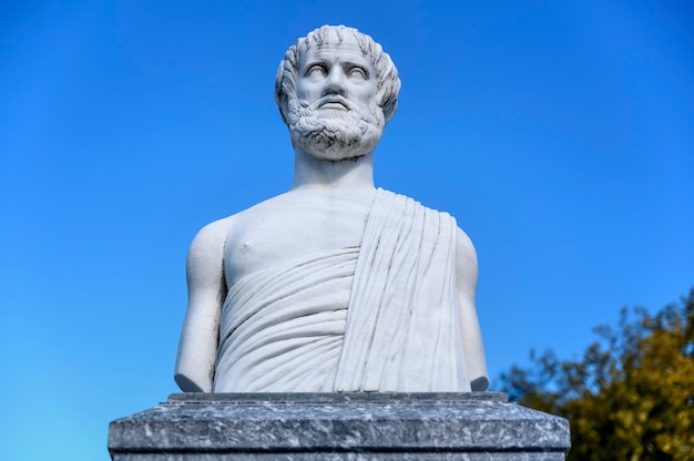 Foto gratuita statua di aristotele nel villaggio di olympiada halkidiki grecia