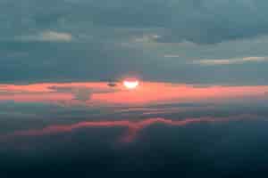 Бесплатное фото Закат с красным солнцем и облаками