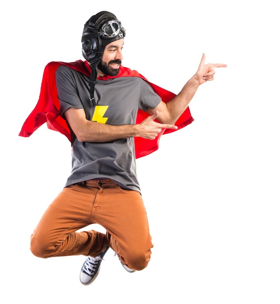 Бесплатное фото Супергерой, указывающий на боковой