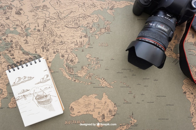 Бесплатный PSD Камера и блокнот на карте мира