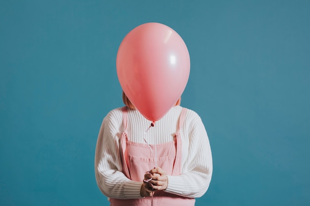 Бесплатный PSD Девушка с розовым гелиевым шариком