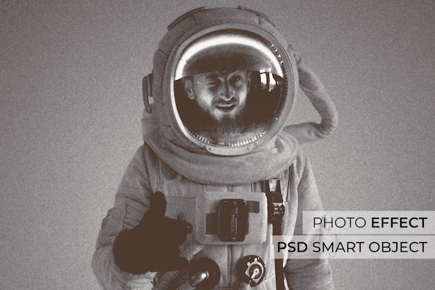 Free PSD front view smiley astronaut with costume