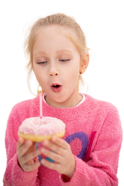 Бесплатный PSD Студийный портрет молодой девушки с пончиком на день рождения