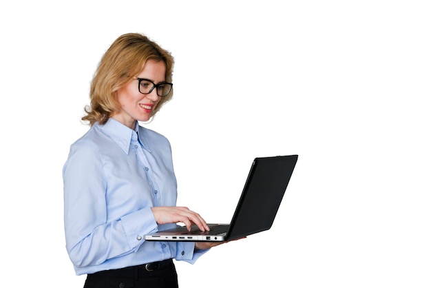 Бесплатный PSD Портрет женщины с помощью портативного компьютера