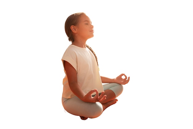 Бесплатный PSD Молодая девушка занимается йогой и медитацией
