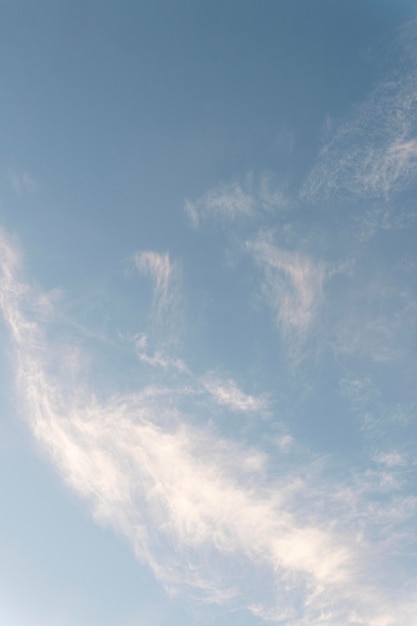 Photo gratuite nuages dans le ciel tir vertical