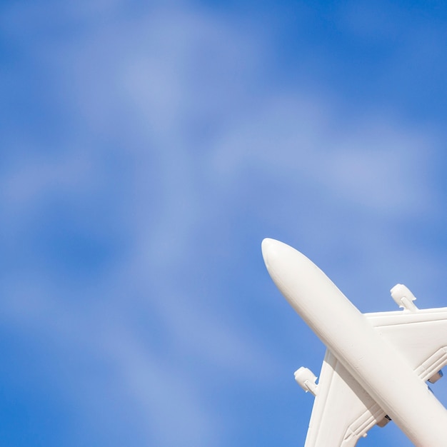 Photo gratuite avion jouet blanc dans le ciel