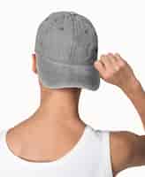 Photo gratuite adolescent en casquette grise candide pour une séance de mode de rue
