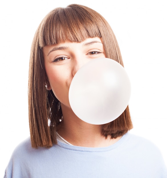 Photo gratuite adolescent faire une bulle avec de la gomme à mâcher