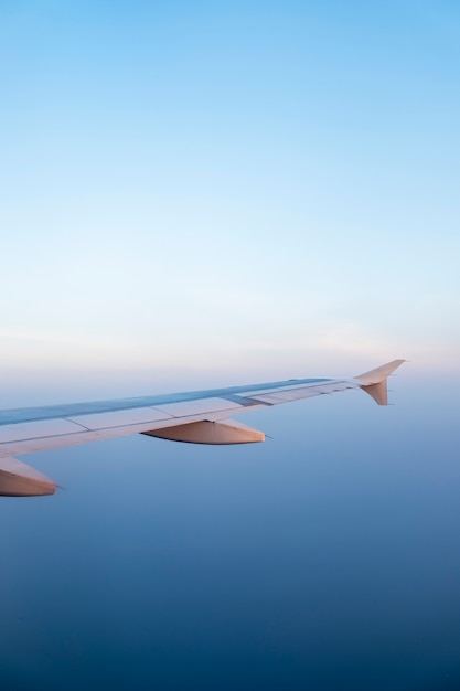 Photo gratuite aile d'avion et ciel bleu