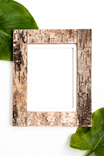 Photo gratuite assortiment de cadre vide en bois sur mur