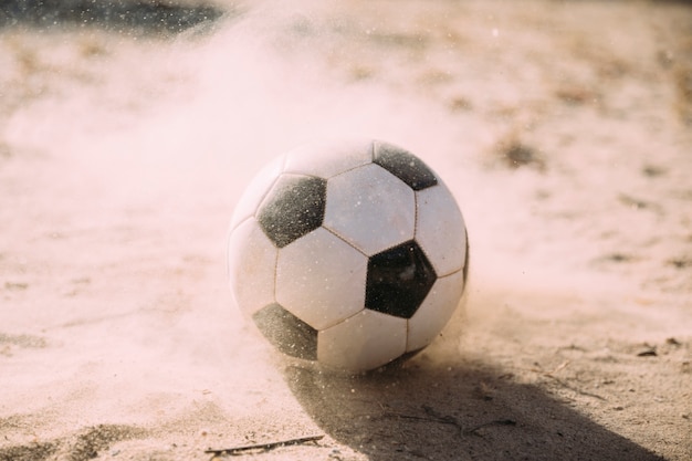 Ballon de soccer et particules de sable