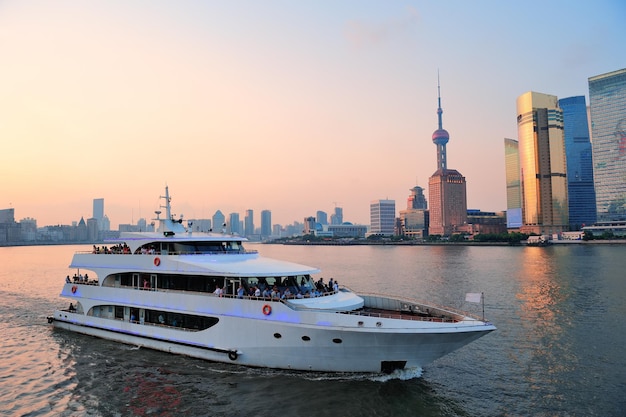 Photo gratuite bateau dans la rivière huangpu avec l'architecture urbaine de shanghai