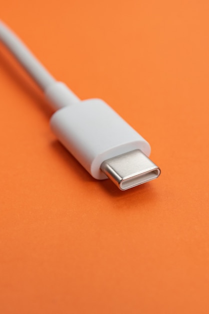 Câble USB de type C sur fond orange