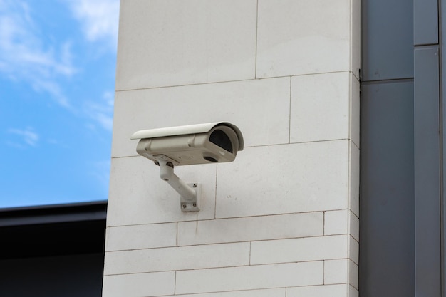 Photo gratuite caméra de surveillance intégrée dans le mur de pierre du bâtiment