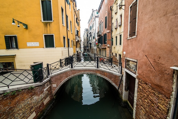 Photo gratuite canal avec gondoles à venise, italie. architecture et monuments de venise. carte postale de venise avec gondoles de venise.