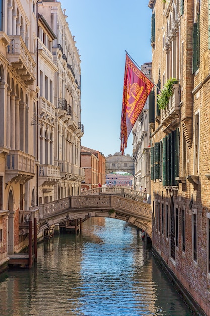 Photo gratuite capture verticale d'un canal avec pont à venise, italie