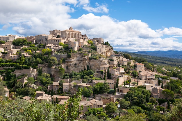 Photo gratuite célèbre village médiéval de gordes dans le sud de la france (provence)