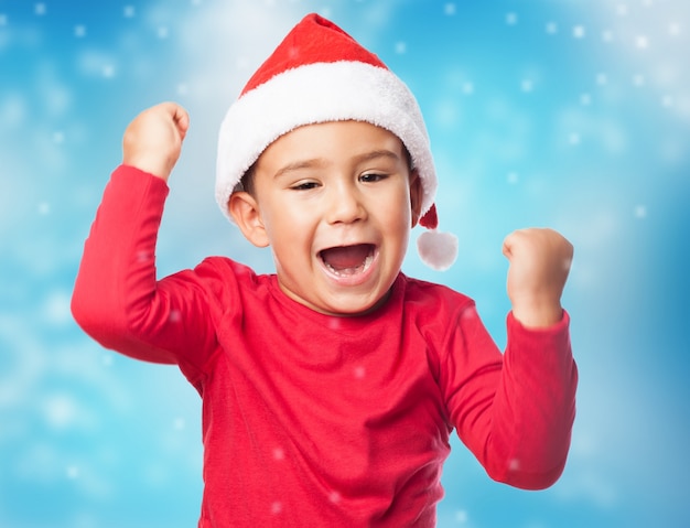 Photo gratuite close-up de fiers enfant avec le chapeau de santa