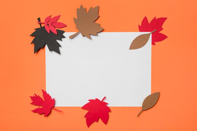 Photo gratuite composition de feuilles d'automne papier sur carte blanche