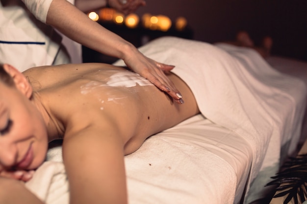 Photo gratuite concept de massage avec une femme détendue