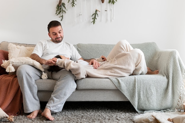 Photo gratuite couple appréciant le style de vie à la maison d'hiver