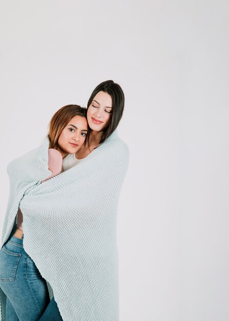 Photo gratuite couple de lesbiennes dans une couverture douillette