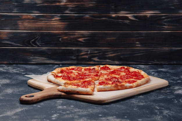 Photo gratuite délicieuse pizza à la viande napolitaine, pizzeria et nourriture délicieuse
