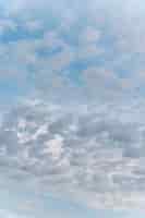Photo gratuite différentes formes de nuages blancs
