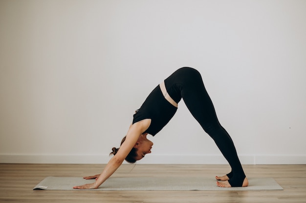 Photo gratuite femme pratique le pilates au gymnase de yoga