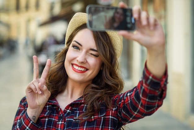 Photo gratuite femme prenant un selfie