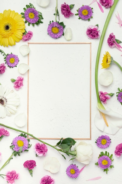 Photo gratuite fond coloré de fleurs festives avec espace de copie de cadre vertical