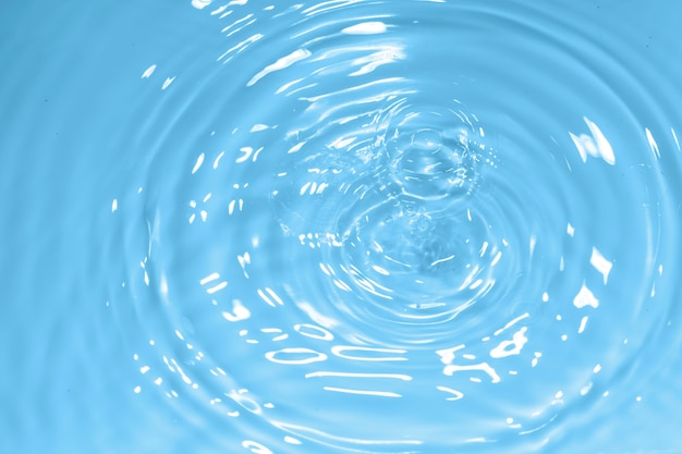 Photo gratuite goutte d'eau sur fond d'eau bleue propre