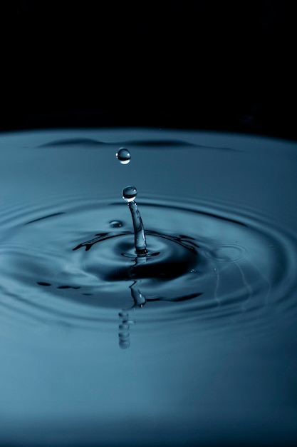 Photo gratuite gouttelettes d'eau créant une ondulation dans le liquide