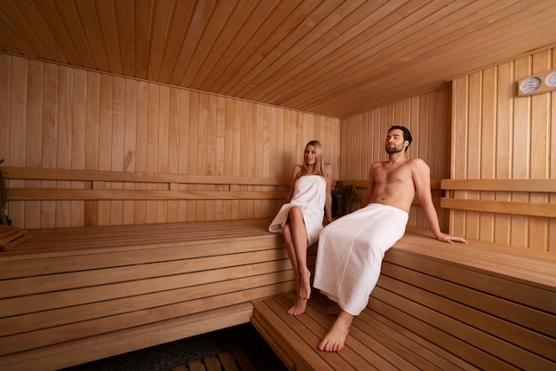 Gros plan sur un couple se relaxant dans le sauna