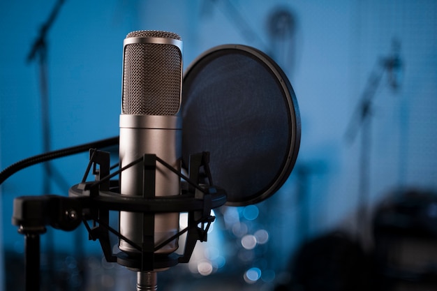 Photo gratuite gros plan sur un microphone professionnel et un filtre anti-pop