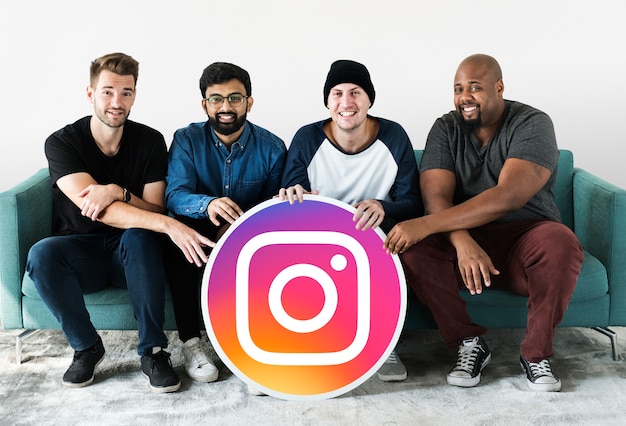 Hommes montrant une icône Instagram
