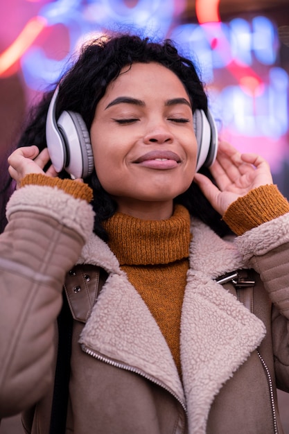 Photo gratuite jeune femme, écouter musique