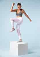 Photo gratuite jeune femme faisant du fitness en tenue de sport