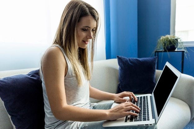 Photo gratuite jeune femme travaillant avec un ordinateur portable