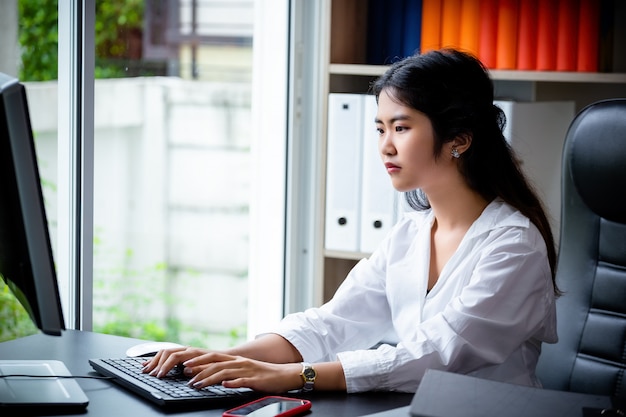 Photo gratuite jeune femme travaillant sur un clavier