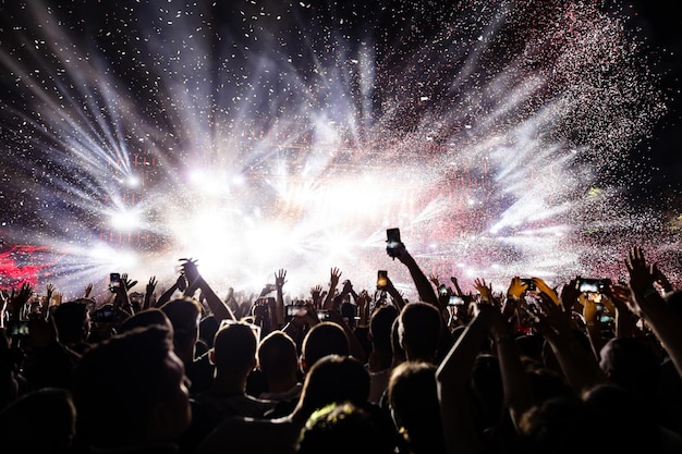 Photo gratuite public enthousiaste regardant des feux d'artifice de confettis et s'amusant lors d'un festival de musique la nuit espace de copie