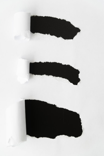 Photo gratuite papier déchiré révélant le noir